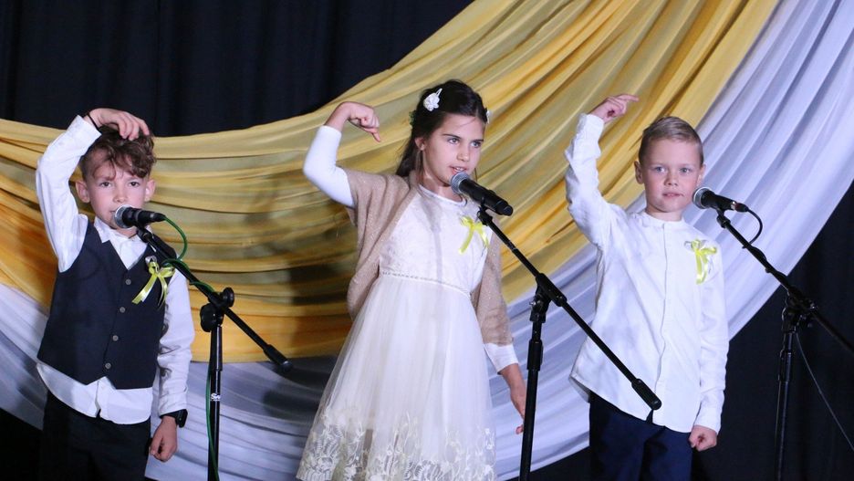 Galeria zdjęć z Festiwalu Piosenki Religijnej &#34;Śladami św. Jana Pawła II&#34; w Zbrachlinie 2025 - zobacz występy i emocje uczestników!