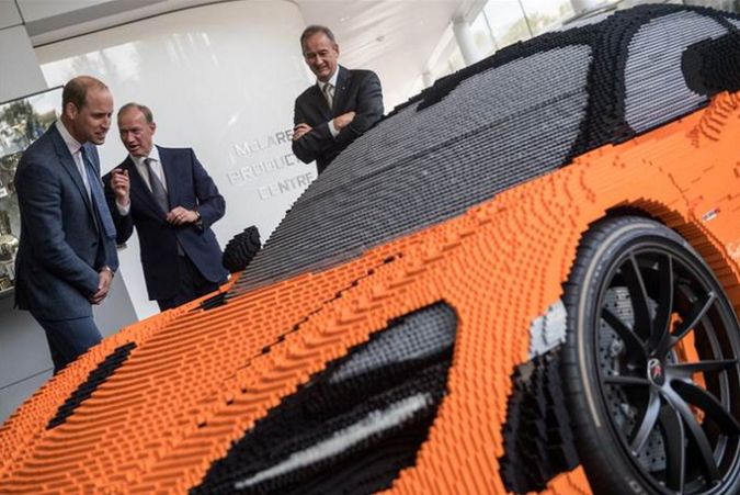 Samochód McLaren wykonany z klocków Lego zafascynował księcia Williama