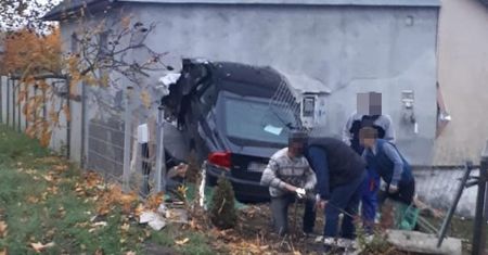 Kierowca volvo wjechał w budynek i przebił ścianę. 30-latek prawdopodobnie zasnął