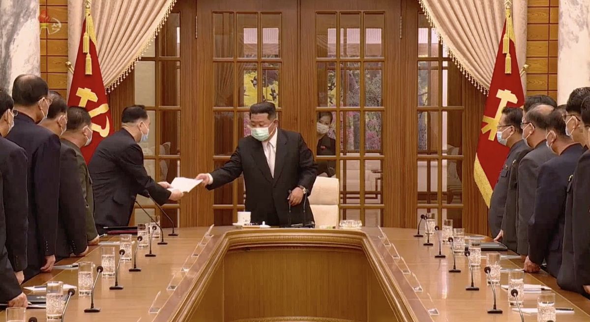 Omikron w Korei Północnej. Kim Dzong Un po raz pierwszy w maseczce. Fot. KCTV