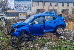 Uderzył w barierki i dachował. W pojeździe urwało się koło