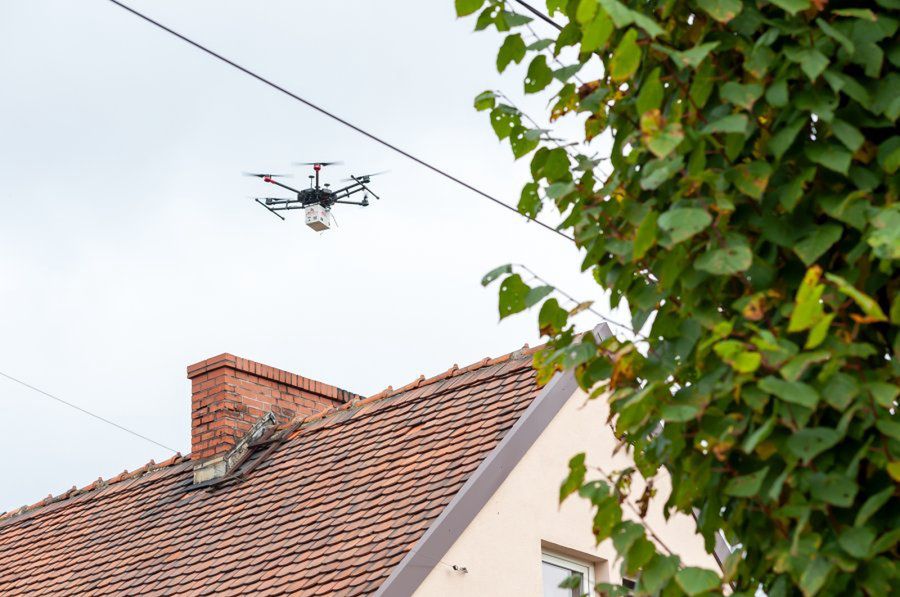 W Bytomiu dron wyposażony w mobilne laboratorium bada skład dymu wydobywającego się z kominów.