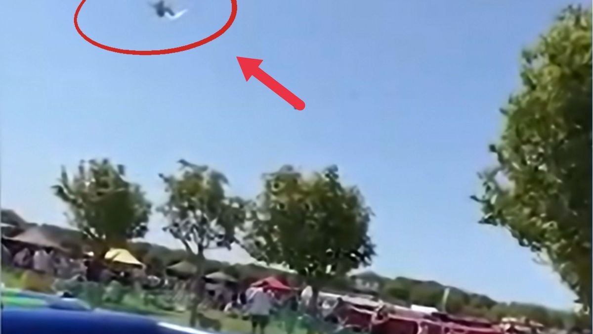 dmuchana kula z dzieckiem w środku wystrzeliła w powietrze