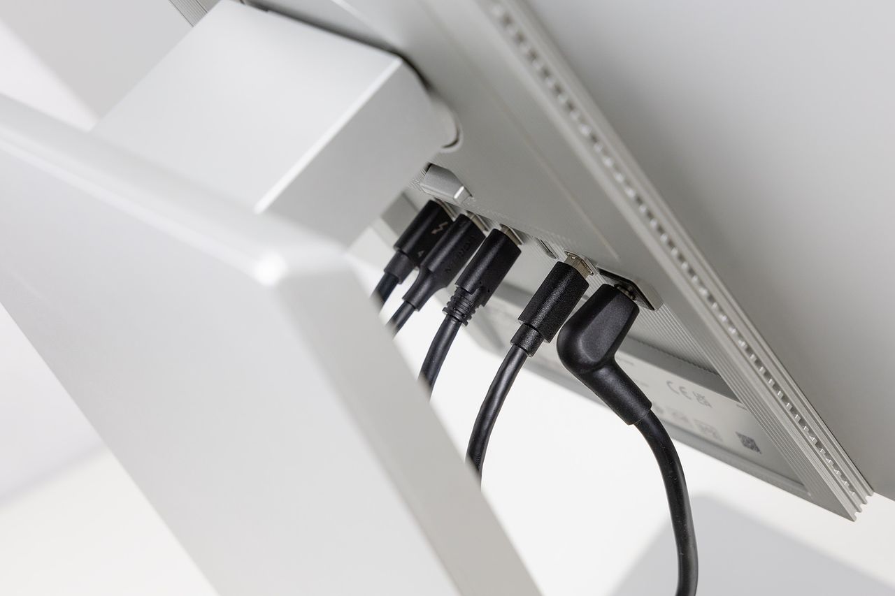 Samsung Vievfinity S9 5K 27 cali połączone przewody