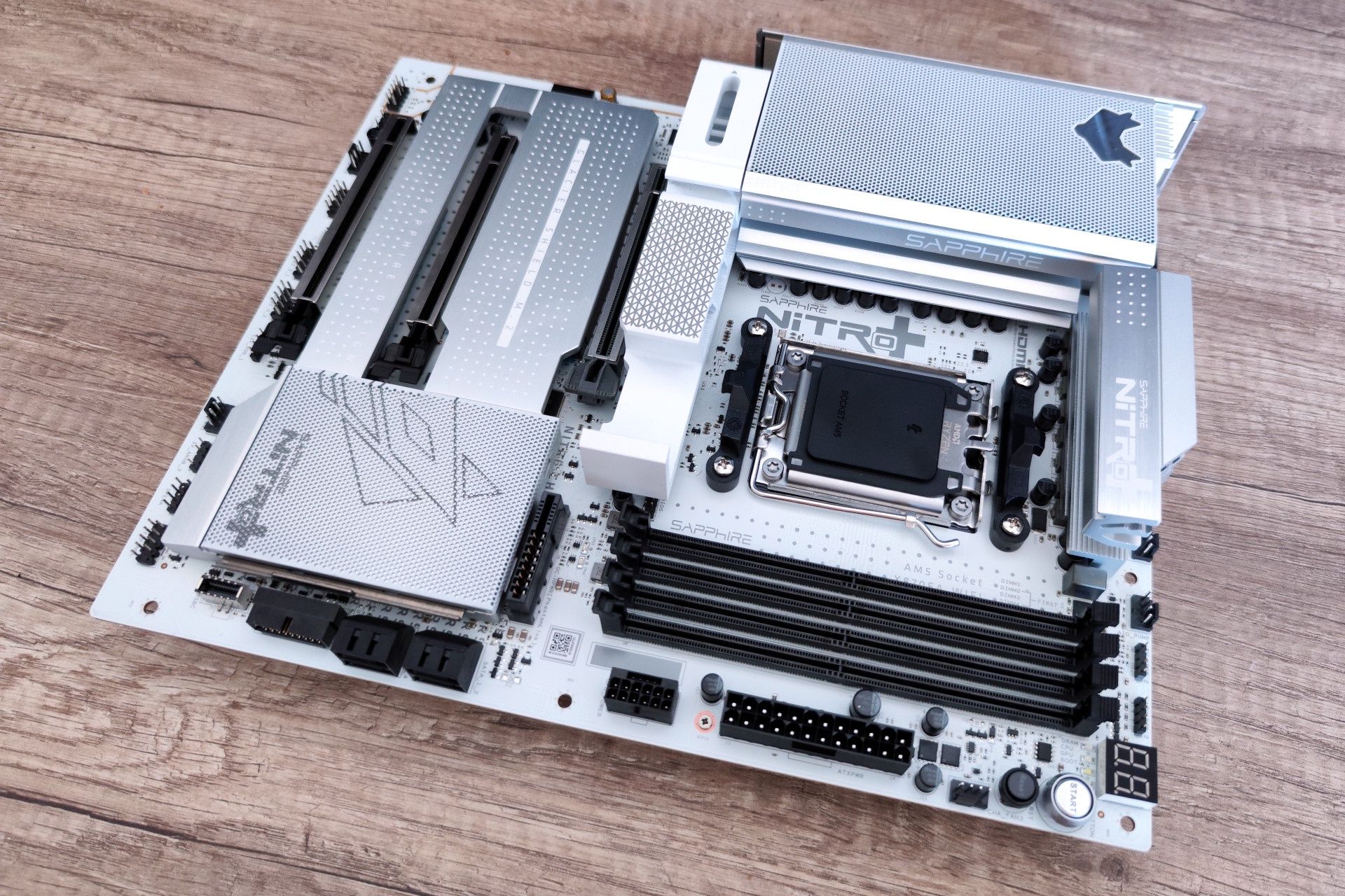 Sapphire Nitro+ X870EA PhantomLink Edition