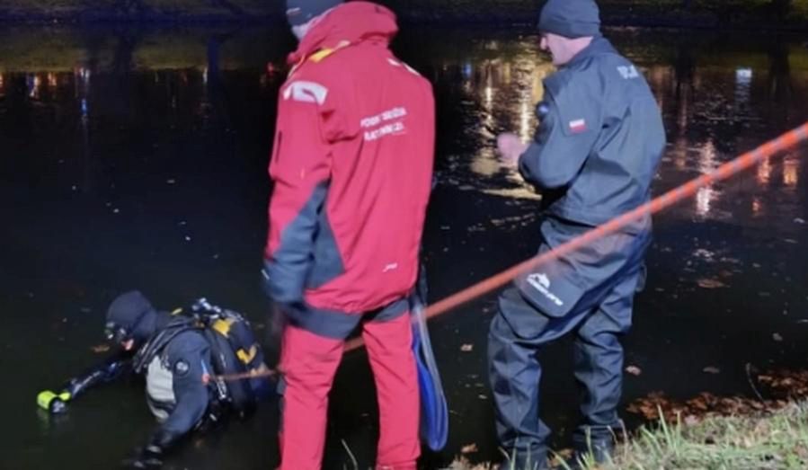 Na brzegu fosy leżała bielizna. Trwają poszukiwania