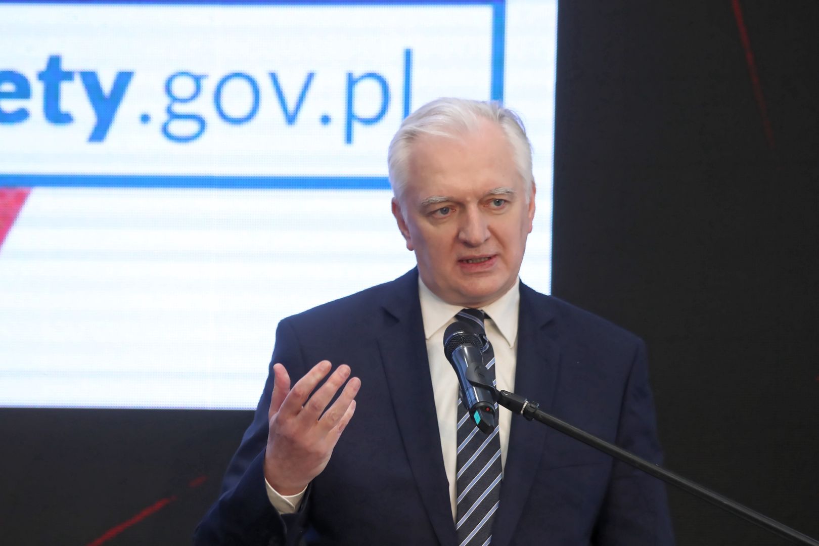 Konferencja Jarosława Gowina ws. obostrzeń. "Odmrażamy gospodarkę i oferujemy nowe formy wsparcia"