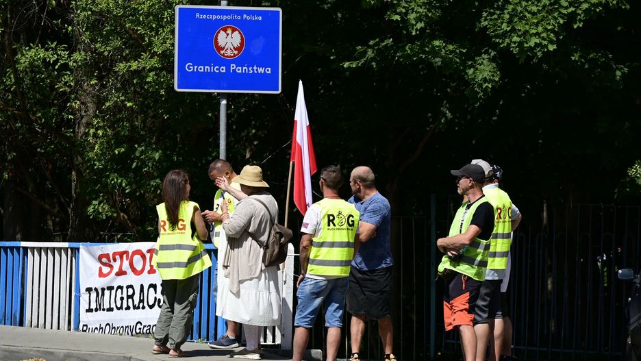 Ruszaj? czasowe kontrole na granicy
Mandatory Credit: Photo by snapshot/Future Image/M Wehnert/Shutterstock (15387914a)
Self-proclaimed border guards of the Polish initiative "Movement for the Defense of the Border" (ROG, Ruch Obrony Granic) stand at the border crossing in the Polish border town of Zgorzelec on the city bridge to the German town of G�rlitz. Starting next week, Poland will introduce controls at the border with Germany. Polish Prime Minister Donald Tusk announced this measure in response to the tightening of German controls at the borders with Poland, the Czech Republic and Switzerland that has been in place since May./ Self-proclaimed border guards from the Polish initiative "Movement for the Defense of the Border" (ROG, Ruch Obrony Granic) stood at the border crossing in the Polish border town of Zgorzelec at the city bridge to the German town of G�rlitz. Poland will introduce controls at the border with Germany. Poland's Prime Minister Donald Tusk announced this measure in response to the tighter German controls at the borders with Poland, the Czech Republic and Switzerland that have been in place since May.
Self-proclaimed boarder guards at polish-german border, Zgorzelec, Zgorzelec, Poland - 05 Jul 2025
Image/M Wehnert/Shutterstock