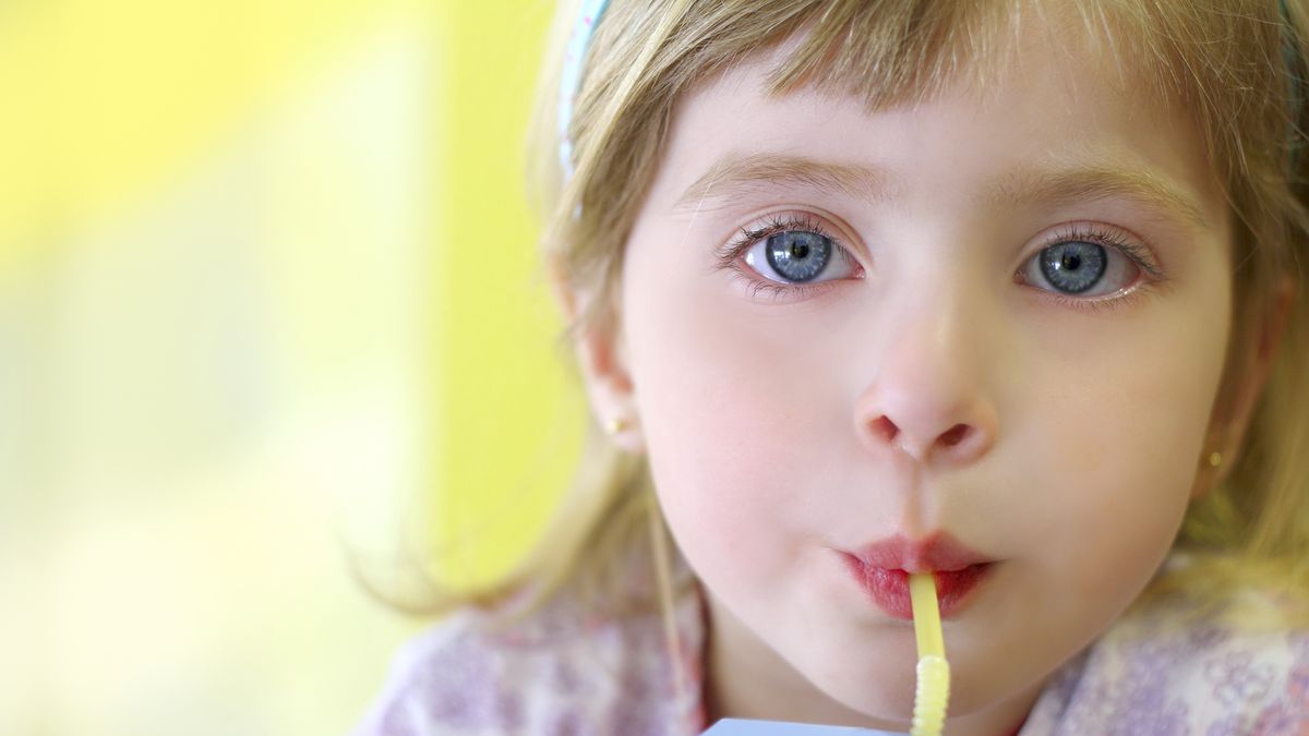 W Internecie rozgorzała dyskusja na temat "prawidłowego" korzystania ze słomki