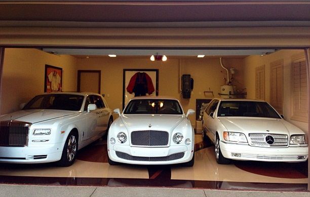 Floyd Mayweather nie ogranicza się do jednej luksusowej marki. Bokser lubi przepych w różnych wydaniach. Pod tym zdjęciem na swoim oficjalnym koncie na Instagramie pytał, które auto ma poprowadzić tego dnia - Rolls-Royce'a Phantoma, Bentleya Mulsanne'a czy Mercedesa S600, którego ma od 1996 roku. A zatem - luksus na poziomie ultra, czy nieco bardziej klasyczne rozwiązanie?