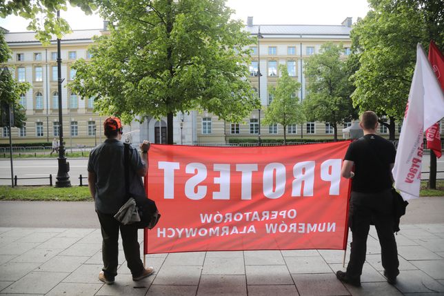 Operatorzy 112 protestują. Demonstracja pod KPRM