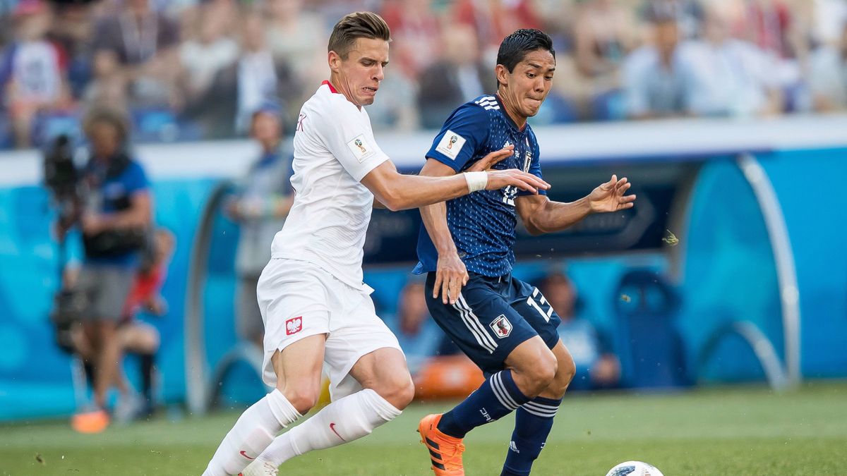 Newspix / LUKASZ SKWIOT/CYFRASPORT / Na zdjęciu: Jan Bednarek (z lewej) oraz  Yoshinori Muto (z prawej)