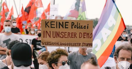 Niemcy. Zamieszki w Duesseldorfie. "Niedopuszczalny atak na wolność prasy"