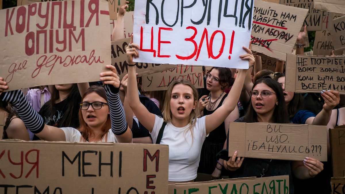 Kijów, Ukraina, 23.07.2025. Wiec przeciwko przyjętej przez Radę Najwyższą ustawie, która ogranicza niezależność Narodowego Biura Antykorupcyjnego Ukrainy (NABU) i Specjalnej Prokuratury Antykorupcyjnej (SAP), w Kijowie, 23 bm. Dzisiaj w wielu dużych miastach Ukrainy, w tym w Kijowie, Charkowie, Lwowie, Winnicy i Mikołajowie, odbyły się protesty. (ad) PAP/Vladyslav Musiienko ***Do tego materiału zdjęciowego dostępna jest również depesza w systemie CSI, pt.: Ukraina/ Zełenski zapowiedział stworzenie nowej ustawy o instytucjach antykorupcyjnych***