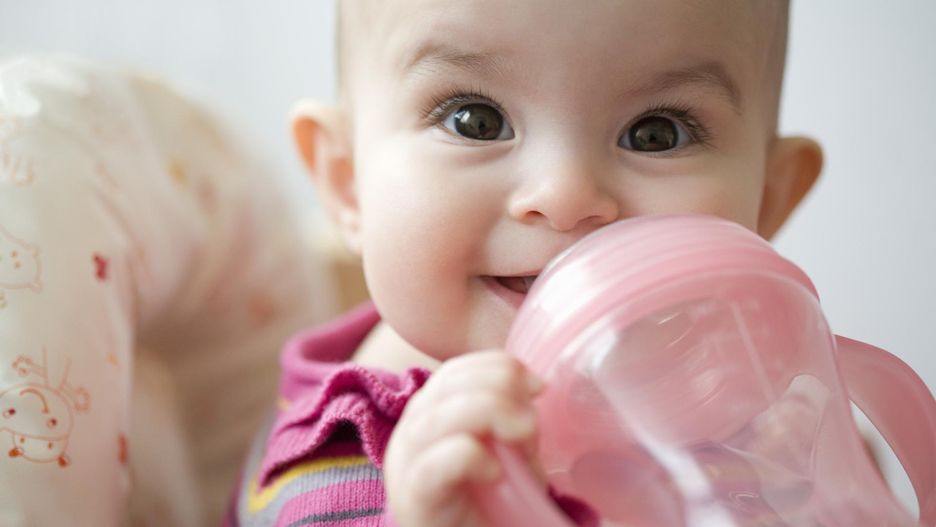 Eksperci ostrzegają, by nie podawać dzieciom zbyt dużej ilości wody