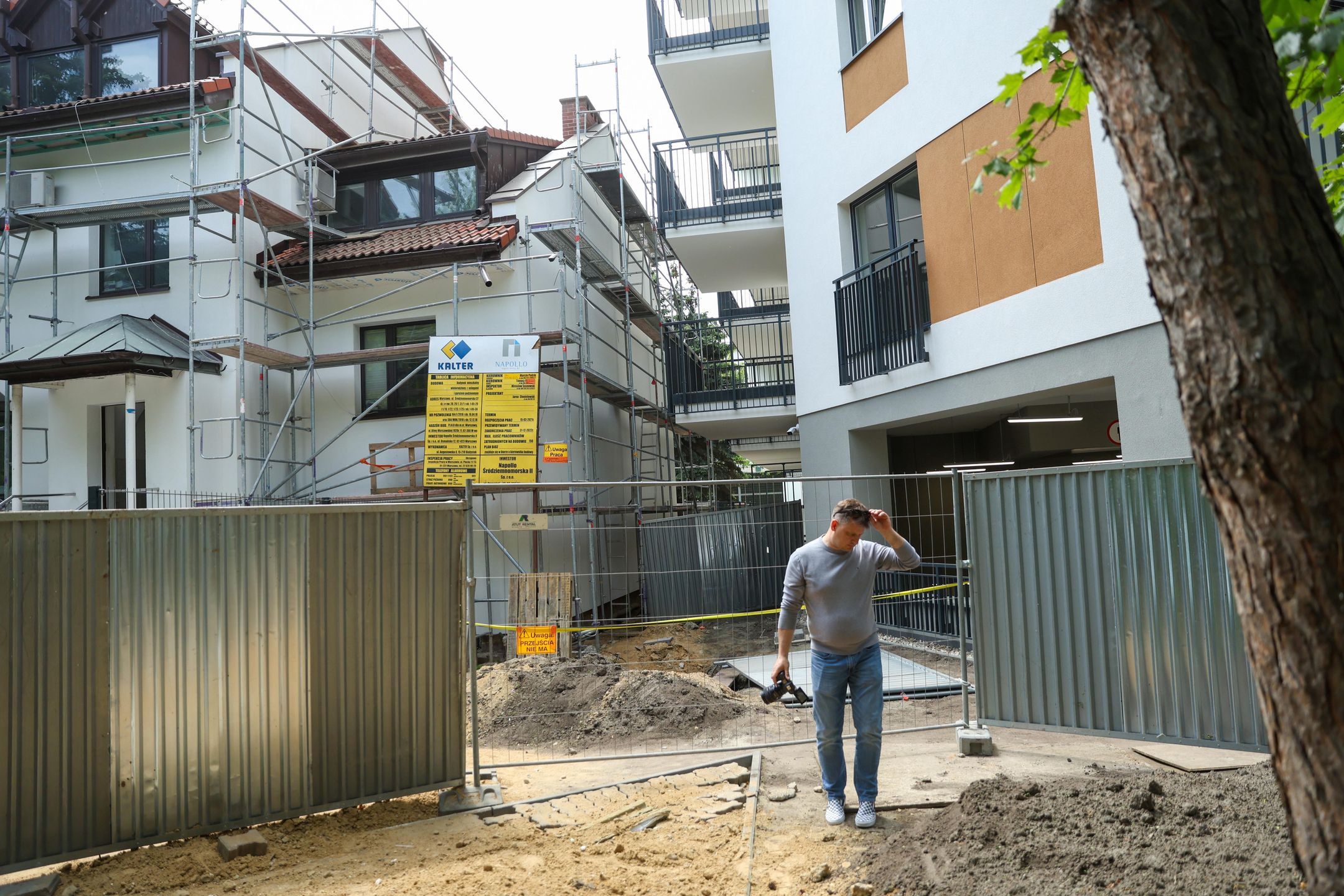 Rafa� Guz
balkon, blok, budynek, inwestycja, konferencja, konferencja prasowa, mieszkalny, Mokot�w, Nowe Po�udnie 2, patodeweloperka, polityk, polityka, stegny, ciasna zabudowa, nowy, 11-pi�trowy, firma Napollo, architektura, budowa, mieszkalnictwo, mieszkania, patobudowa