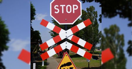O krok od tragedii na przejeździe kolejowym. Niebezpieczny wypadek w Rudce