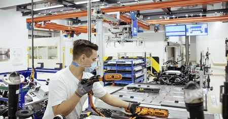 Produkcja akumulatorów w Europie zamiast w Chinach pozwoliłaby zaoszczędzić tyle CO2, ile rocznie emitują Czechy