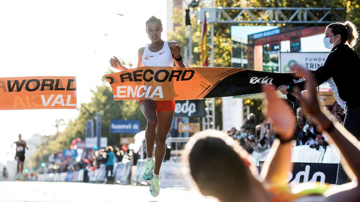 Zdjęcie okładkowe artykułu: PAP/EPA / Miguel Angel Polo / Na zdjęciu: Letesenbet Gidey bije rekord świata w półmaratonie