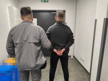 Otwock: 20-latek rozbił BMW na betonowym słupie i uciekł. Badanie wykazało, że był pijany i po narkotykach