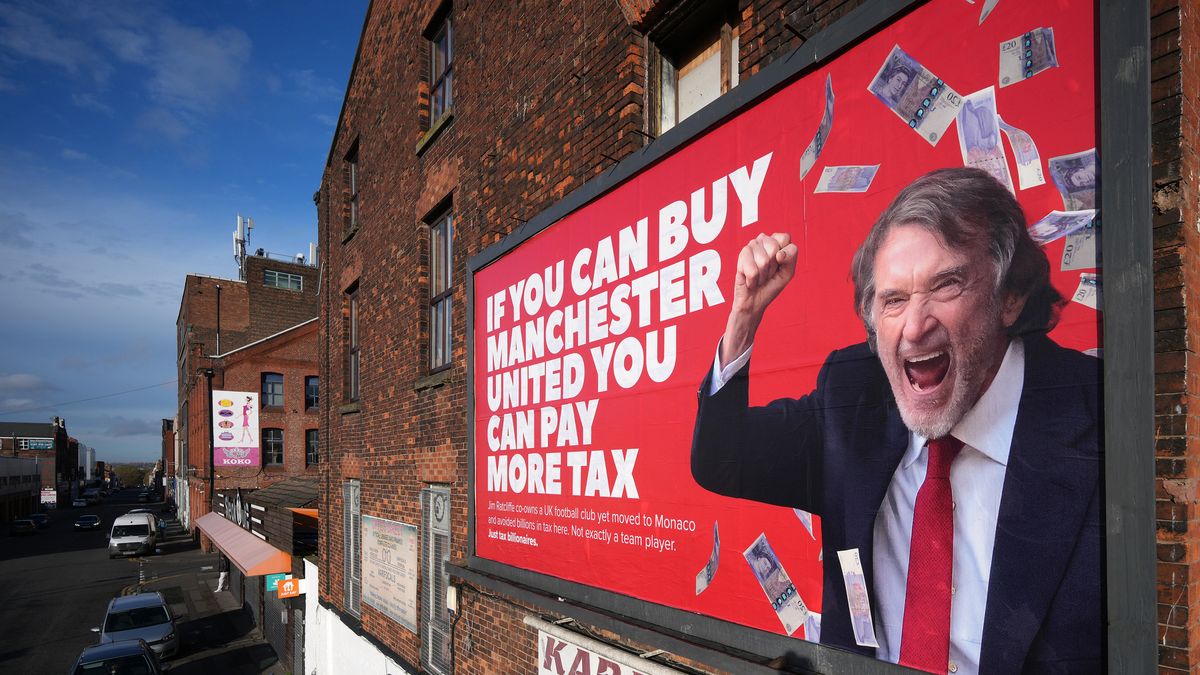 Getty Images / Christopher Furlong / Na zdjęciu: baner uderzający w Jima Ratcliffe'a