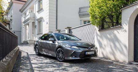 20 tys. zł rabatu i nagroda za niską emisję. Hitowy sedan Toyoty z wyróżnieniem Consumer Reports