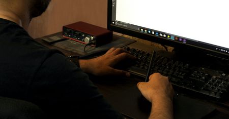 Nie wyłączył mikrofonu w trakcie wykładu. Profesor wszystko usłyszał