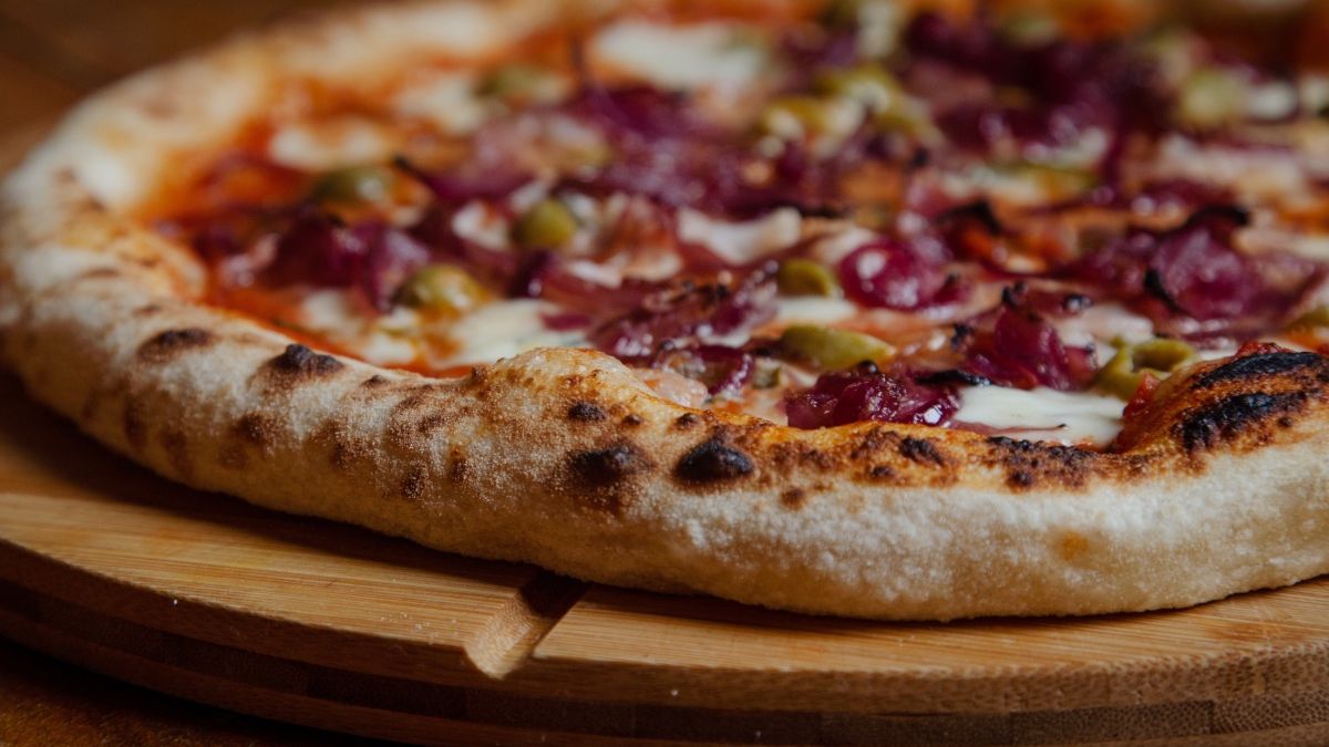 Pizza na drewnianej desce