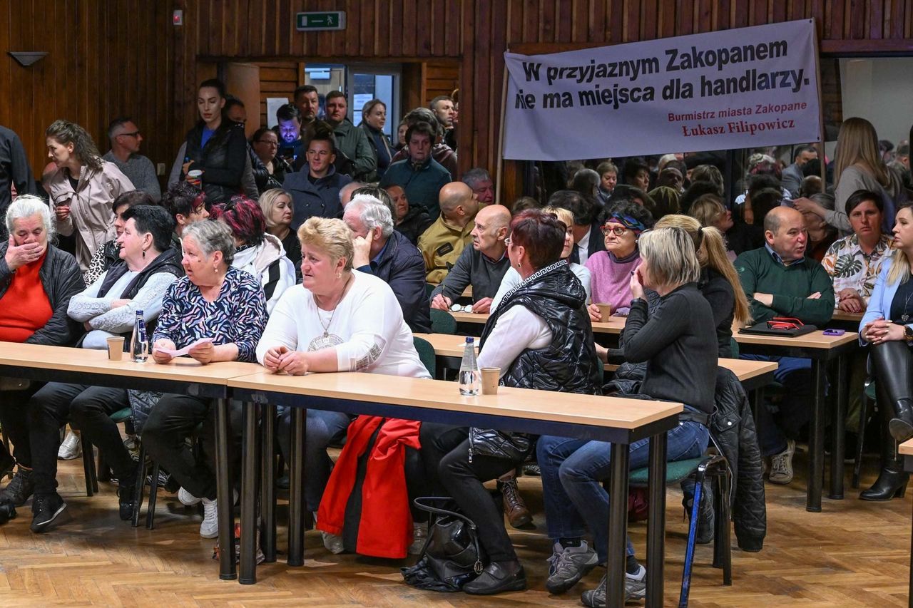 Obrady radnych w Zakopanem. Ponad 100 mieszkańców pilnuje głosowania