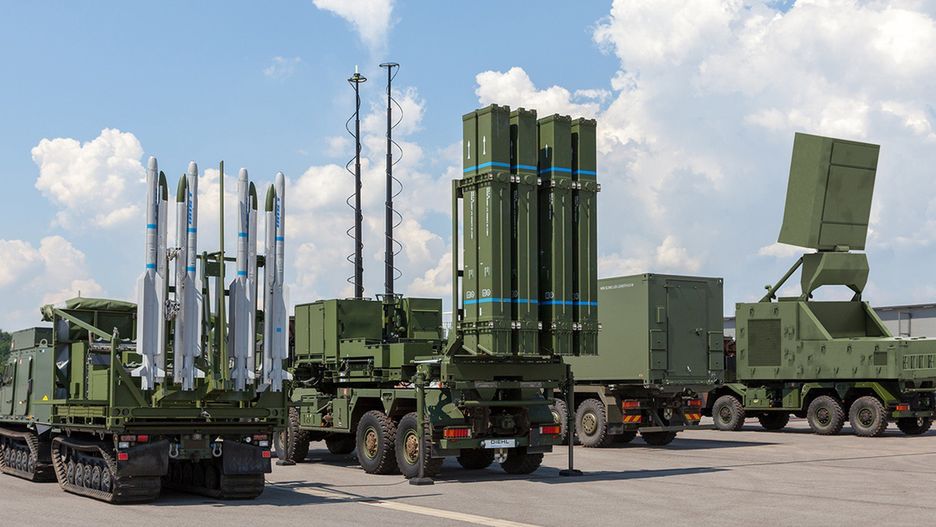 Rodzina systemów IRIS-T, od lewej: IRIS-T SLS, IRIS-T SLM, wóz dowodzenia i radar TRML-4D