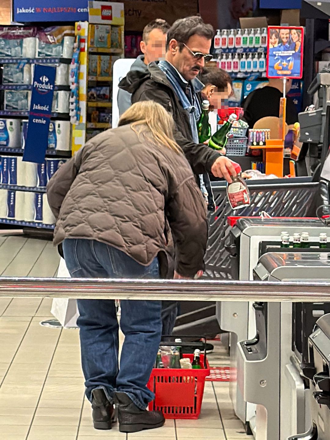 Bartosz Opania z żoną na zakupach