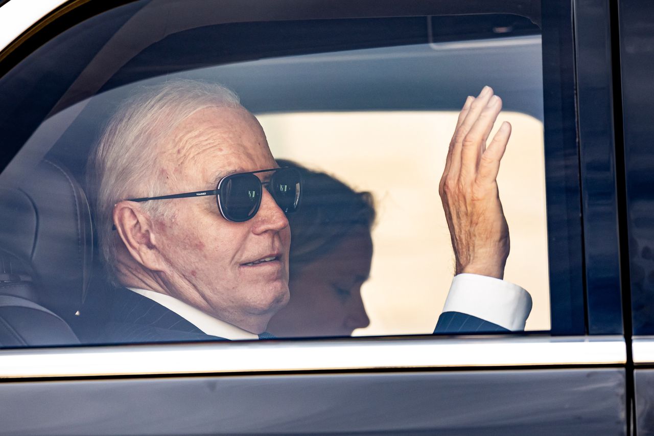 (FILE) - US President Joe Biden greets from his car as he leaves Elysee palace after a joint statement with France's President Macron (not pictured) in Paris, France, 08 June 2024 (reissued 21 July 2024). Joe Biden on 21 July announced he would not seek re-election in November 2024. �While it has been my intention to seek reelection, I believe it is in the best interest of my party and the country for me to stand down and to focus solely on fulfilling my duties as President for the remainder of my term�, Biden announced on his X (formerly Twitter) account. EPA/CHRISTOPHE PETIT TESSON Dostawca: PAP/EPA.