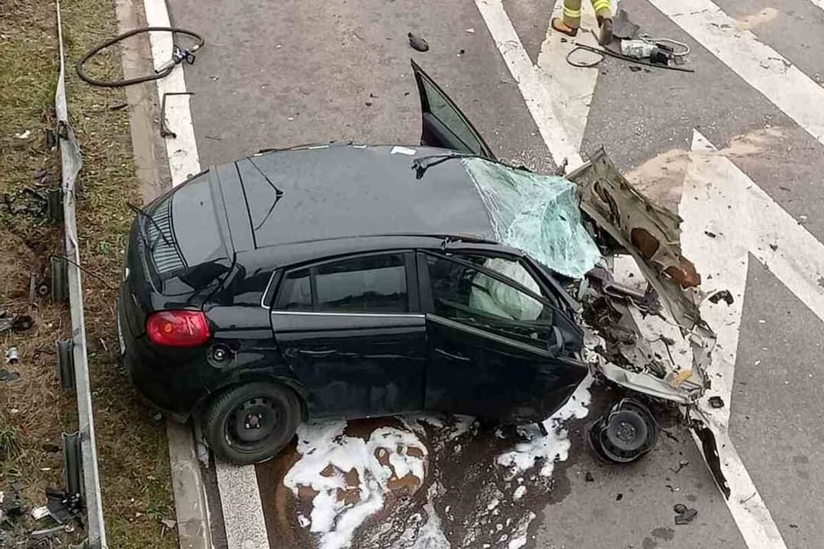 Silnik wypadł z fiata po uderzeniu w bariery na S12
