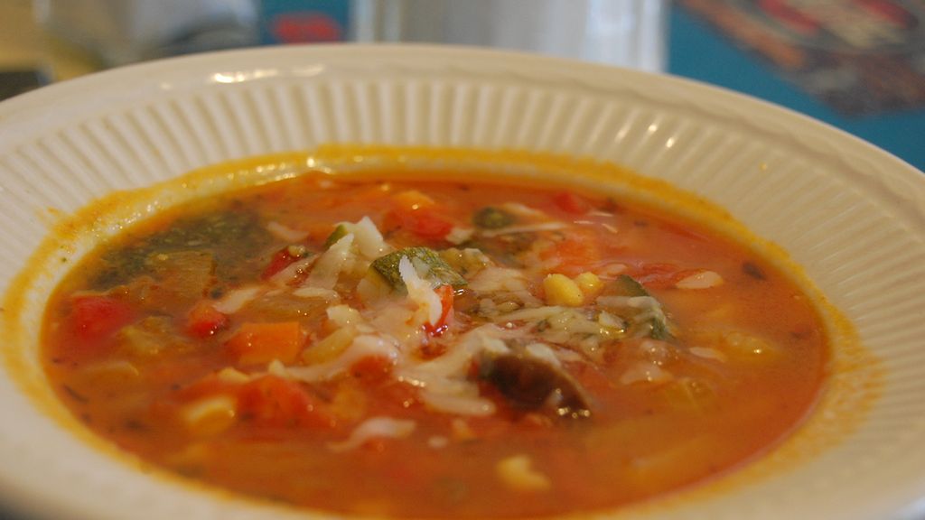 Zagęszczona zupa warzywna o niskiej zawartości sodu (do kupienia gotowa do spożycia)