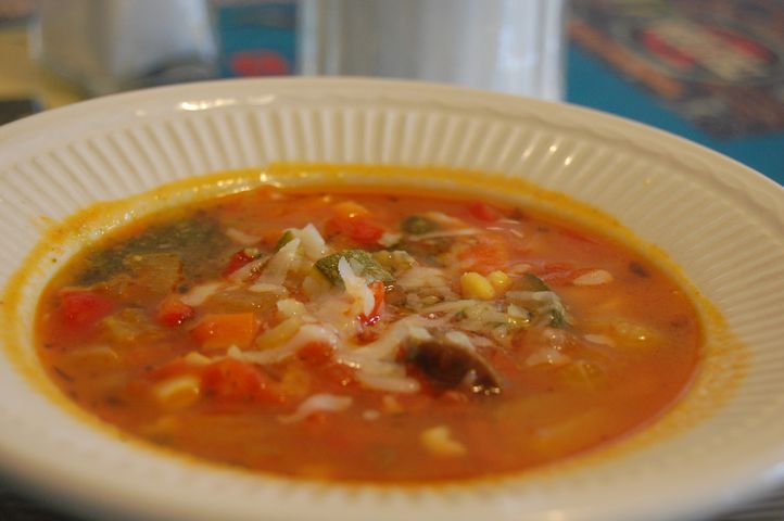 Zagęszczona zupa warzywna o niskiej zawartości sodu (do kupienia gotowa do spożycia)