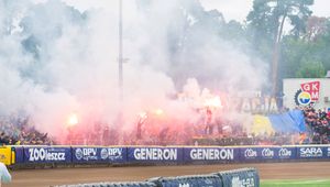 Skandaliczne sceny i ogień na polskim na stadionie. Były policjant uderza w klub i ochronę