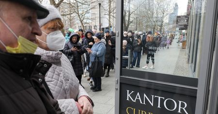 Złoty wyjątkowo słaby. Belka: "Rubel ciągnie nas w dół"