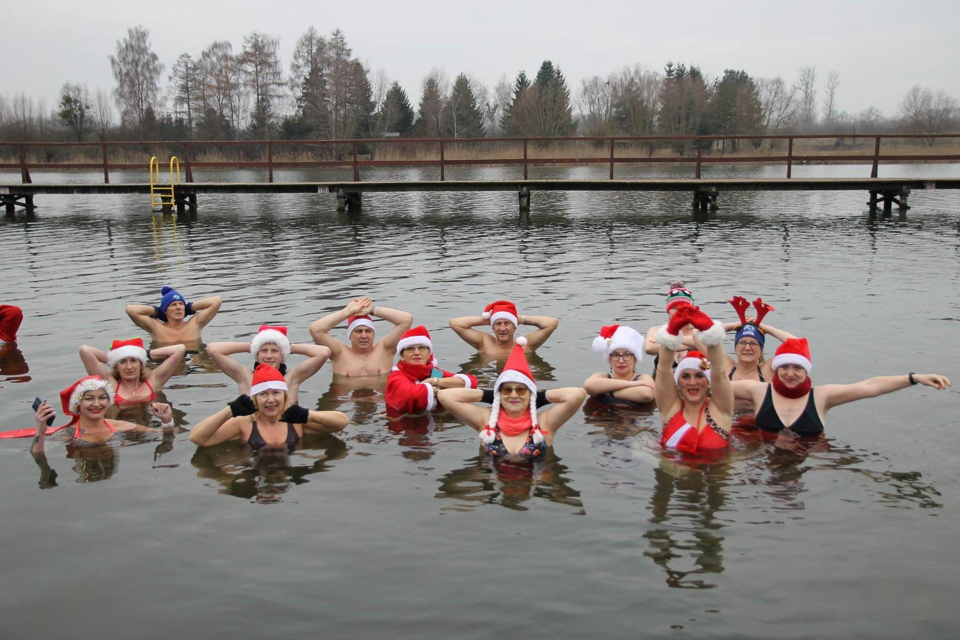 Mikołajkowe morsowanie w Jeziorze Starogrodzkim w Chełmnie