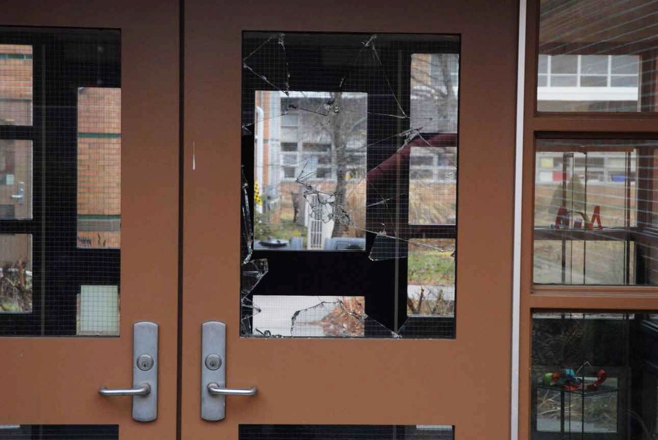 Zniszczone drzwi szkoły
