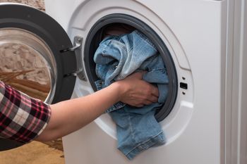 Zostawiasz otwarte drzwiczki pralki? Lepiej szybko przestań