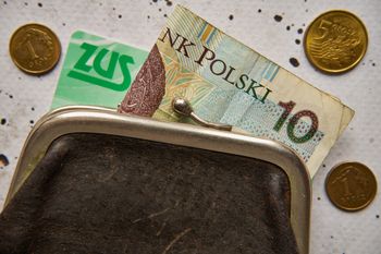 Tym rodzicom ZUS zabierze część 800 plus. Ważna jest data