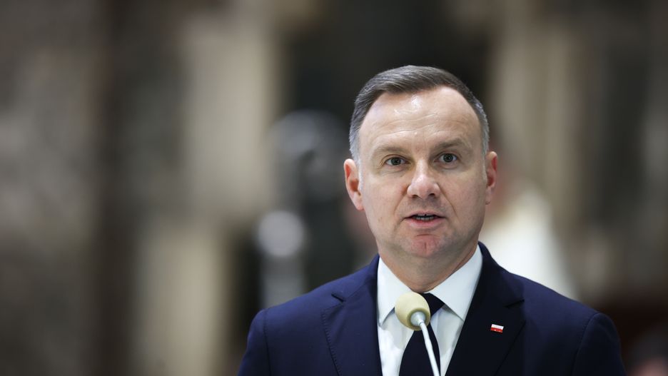 Kraków, 07.10.2022. Prezydent Andrzej Duda podczas uroczystości pogrzebowych działacza NSZZ "Solidarność" Mieczysława Gila w kościele Karmelitów Bosych w Krakowie, 7 bm. Mieczysław Gil, opozycjonista, działacz "Solidarności" z krakowskiej Nowej Huty, uczestnik obrad okrągłego stołu i parlamentarzysta, zmarł 29 września w wieku 78 lat. (jm) PAP/Łukasz Gągulski