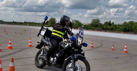 Motocykl ratowniczy na warszawskich ulicach