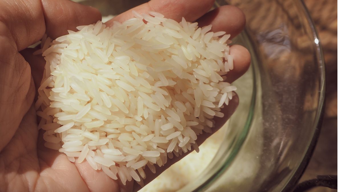 Ryż niejedną ma zaletę. Wykorzystasz go w domu w celu pozbycia się częstego problemu