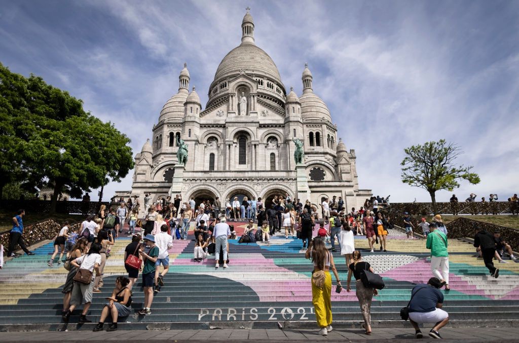 Schody prowadzące do bazyliki  Sacré-Cœur na szczycie wzgórza Montmartre już barwach olimpijskich