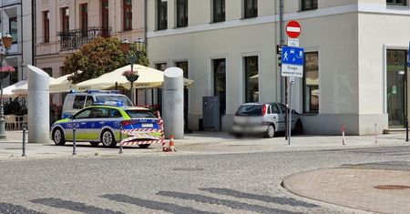 Groźne zdarzenie na ul. Tumskiej. Samochód uderzył w sygnalizator i budynek!