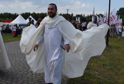 Ksiądz Michał Legan spowiada na Pol'and'Rock. Często zdarza się, że robi to przed toi-toiami