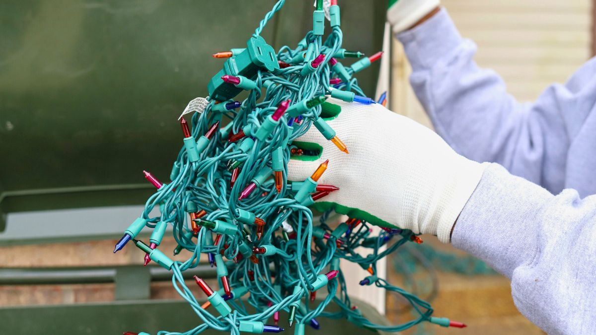 Kobieta wyjmuje światełka z pudełka