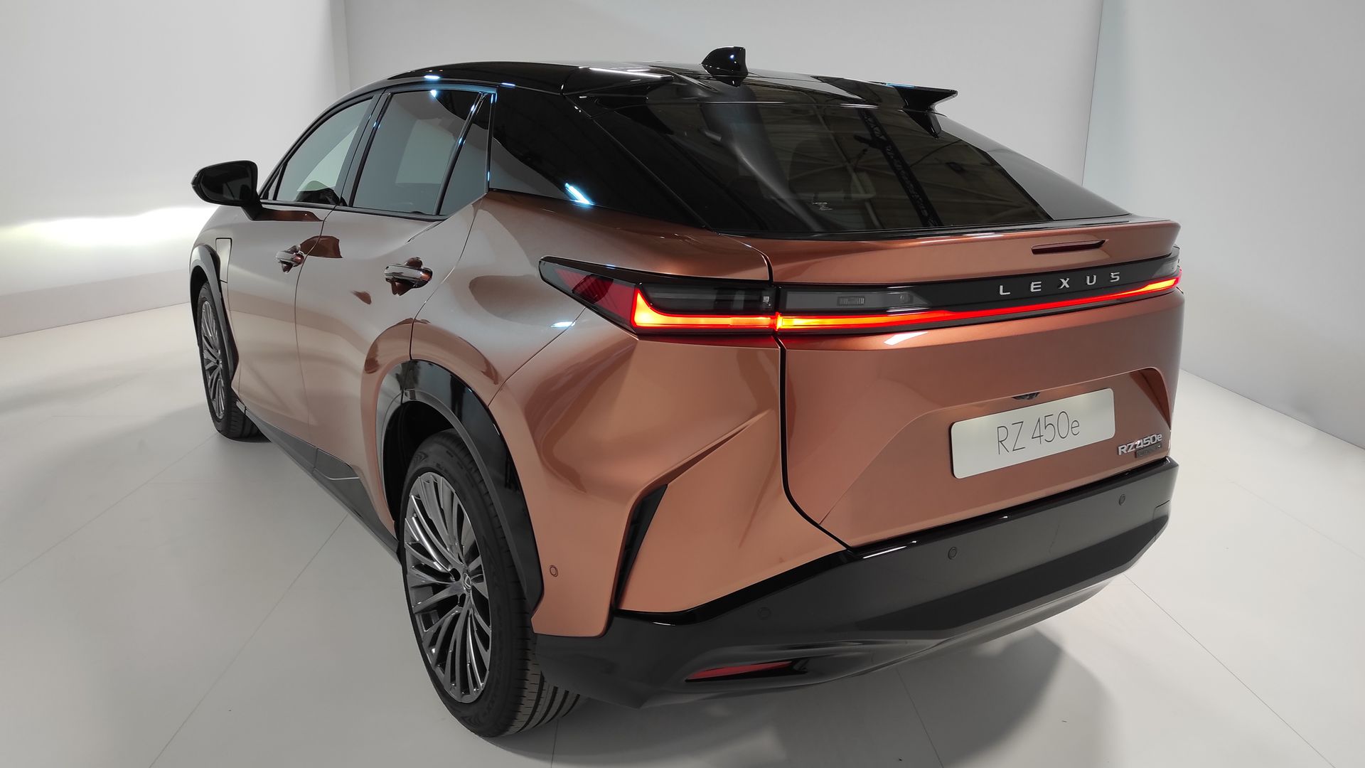 Baterie RZ mają być bardzo długowieczne. Jak przekonuje Lexus, to efekt długich doświadczeń z hybrydami