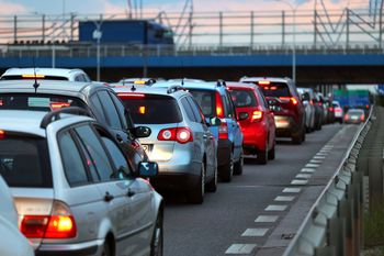 Wolbórz: Kamper uderzył w bariery na S8. Były utrudnienia
